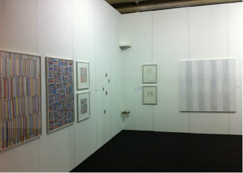 Stand G 3 an der KUNST Z�RICH dieser Ausschnitt: Lucia Coray (Arbeiten auf Papier), Susanna Niederer (Objekte), Esther Roth (Gem�lde)