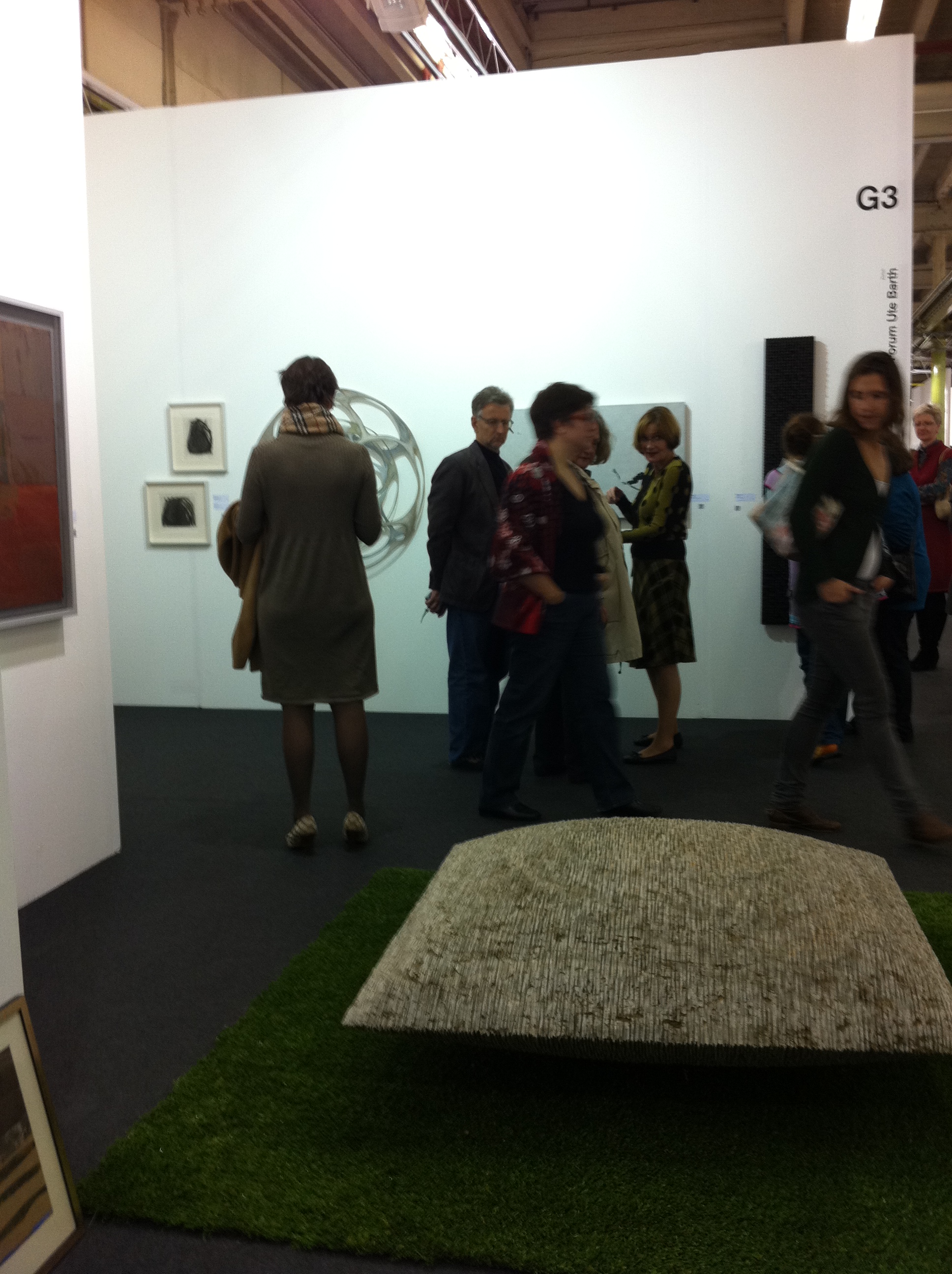 Skulptur von Dieter Kr�nzlein (Muschelkalkstein) @ KUNST 11 Z�RICH am Stand der Galerie ART FORUM UTE BARTH, Z�rich